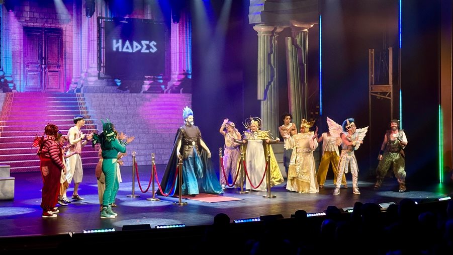 Momento em que artistas voltam ao palco para agradecer ao público