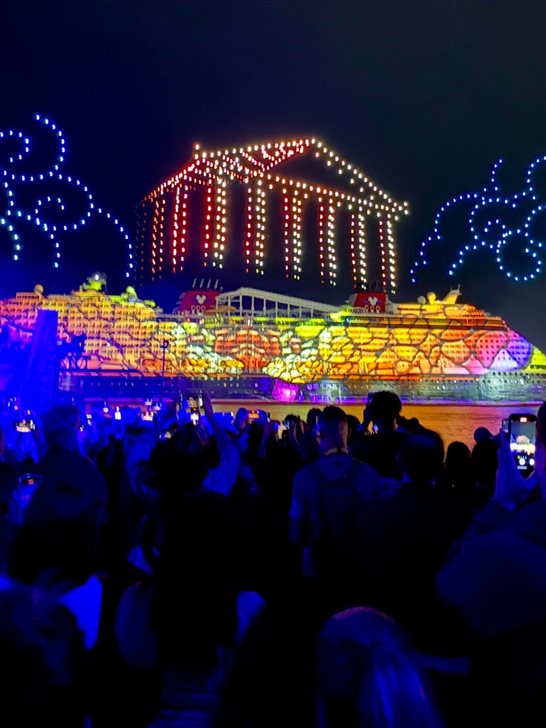 Cerimônia de batismo do Disney Destiny contou com projeção nas cabines e um show de drones maravilhoso, celebrando os heróis, como Hércules...