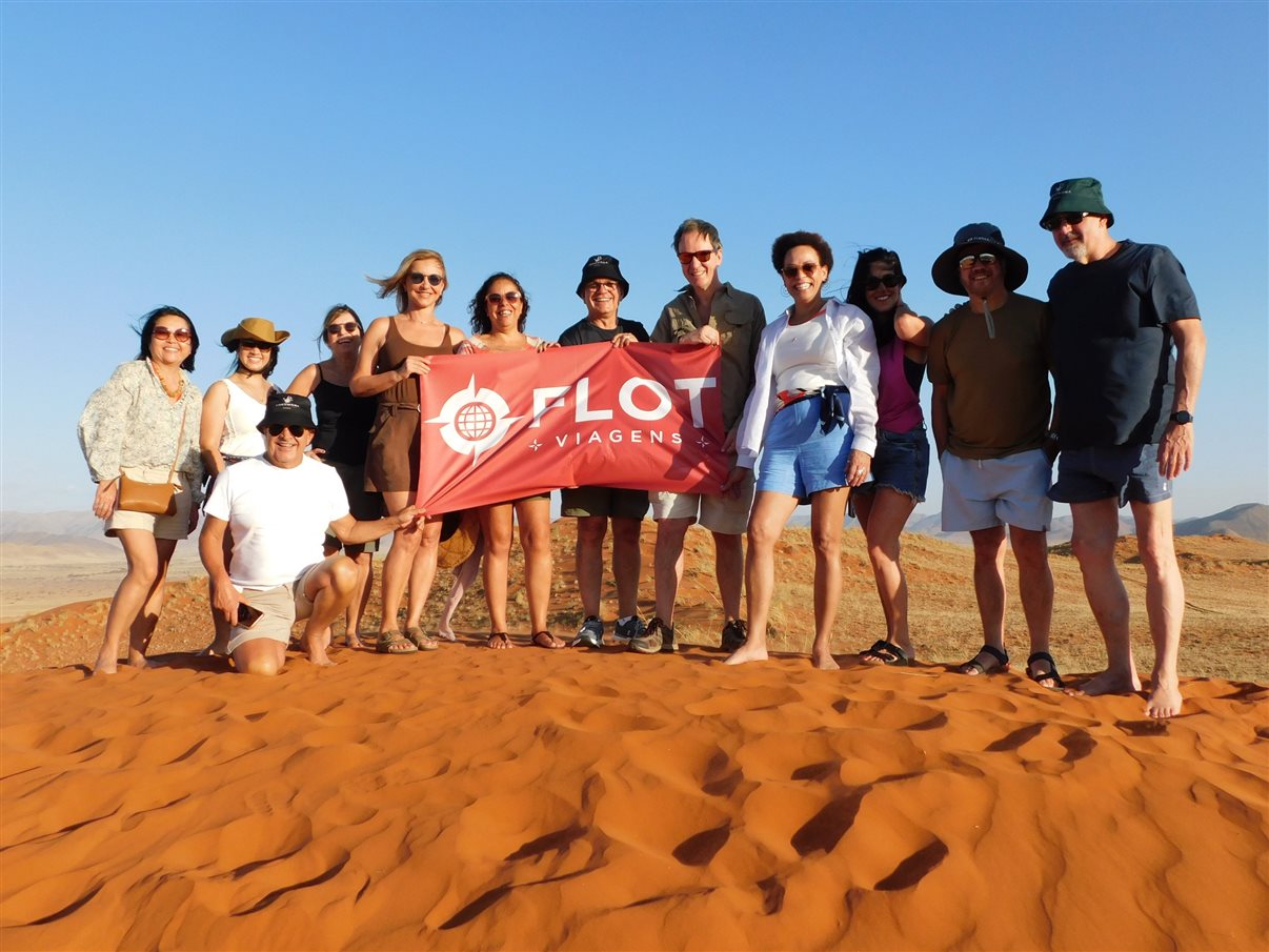 Famtour da Flot na colina de areia no Deserto da Namíbia<br/>