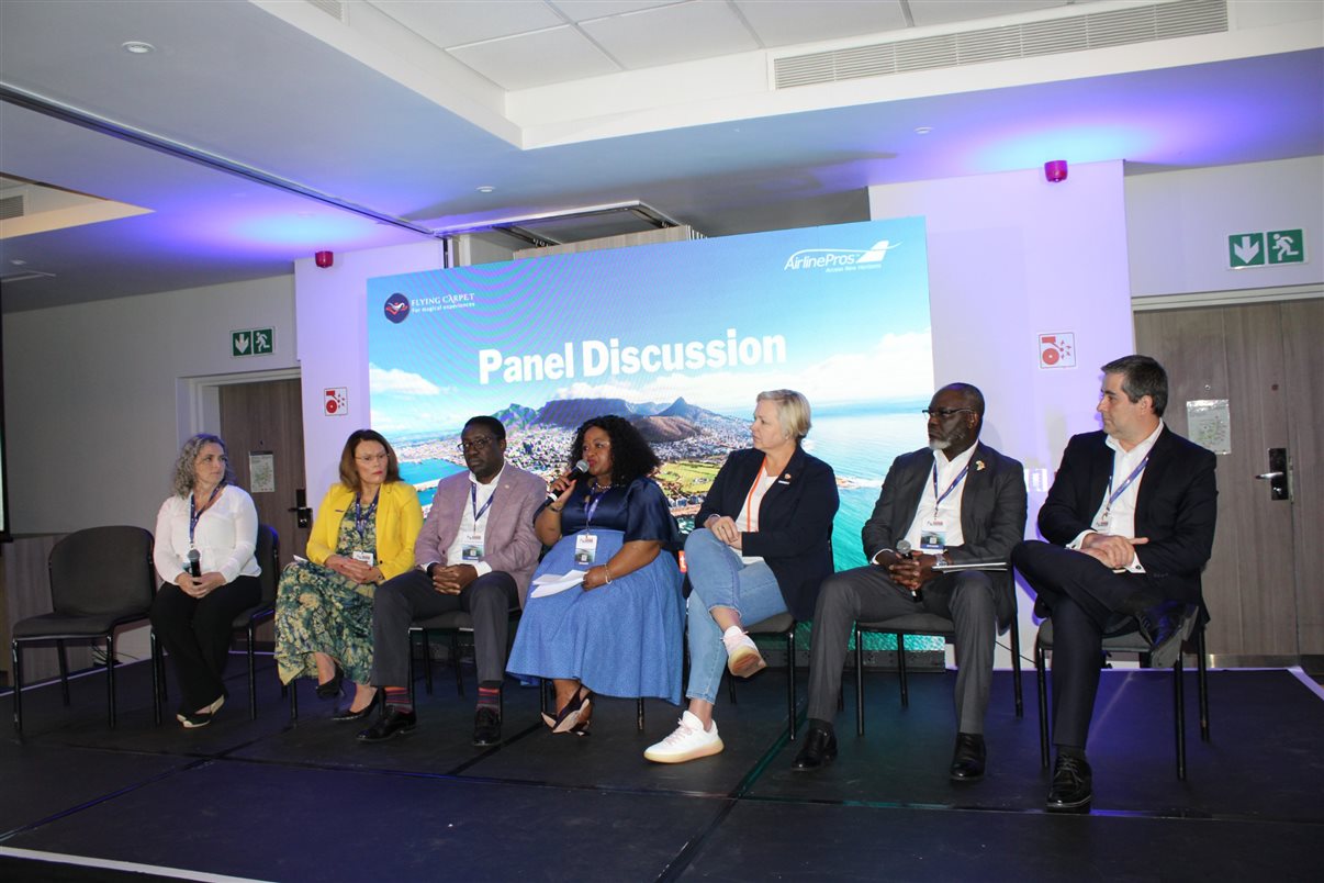 Dorine Reinstein, da Big Ambitions, Elcia Grandcourt, da ONU Turismo, Matongo Matamwandi, do Turismo da Zambia, Keitumetse Setlang, do Turismo de Botsuana, Julia Louw, da Wesgro, Sebulon Chicalo, do Turismo da Namíbia, e Klaus Becker, da AirlinePros Chile