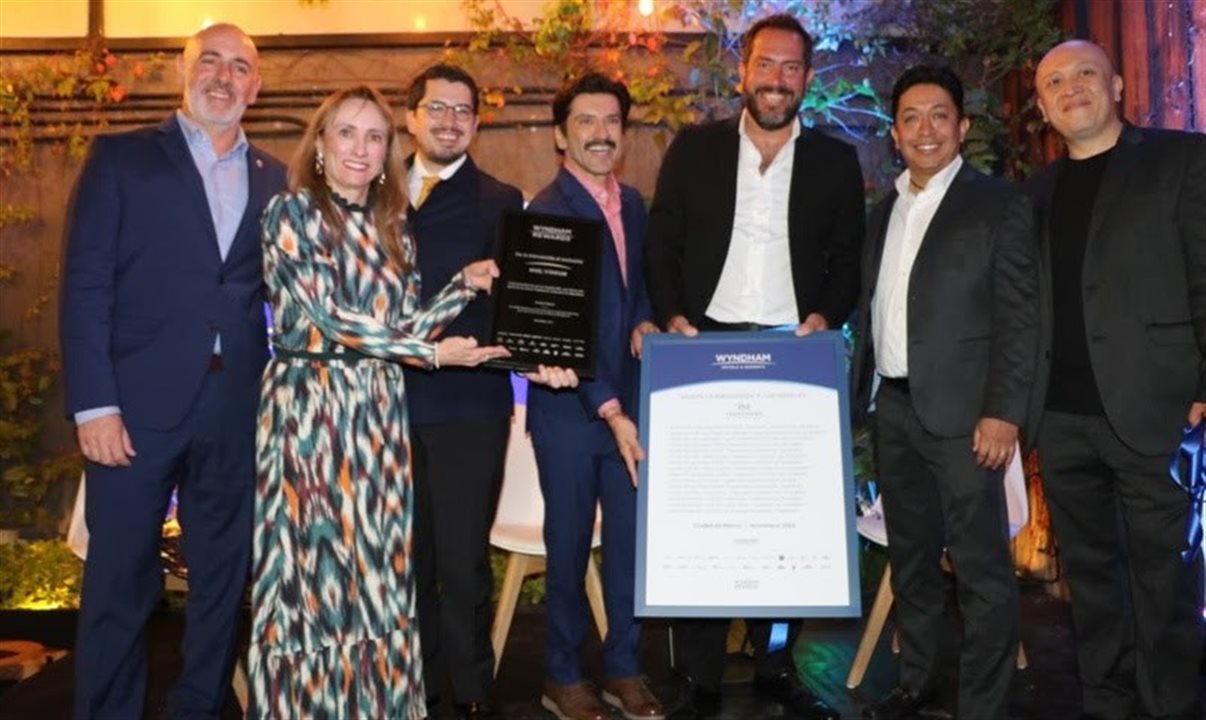 Equipe da Wyndham Hotels & Resorts entregou ao Grupo MX a placa comemorativa que formaliza sua incorporação ao portfólio