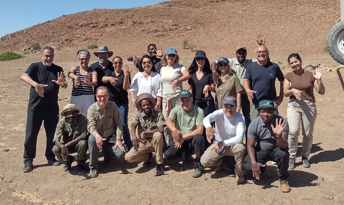 Grupo da Flot com o pessoal do receptivo da Gondwana e da Torra Conservancy, que mantém o programa Rhino Tracking 