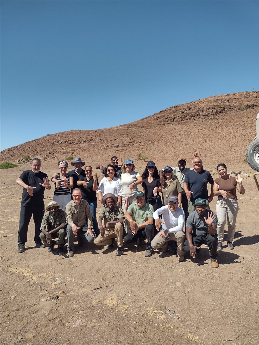 Carros de safári na reserva onde vivem também os rinocerontes-negros
