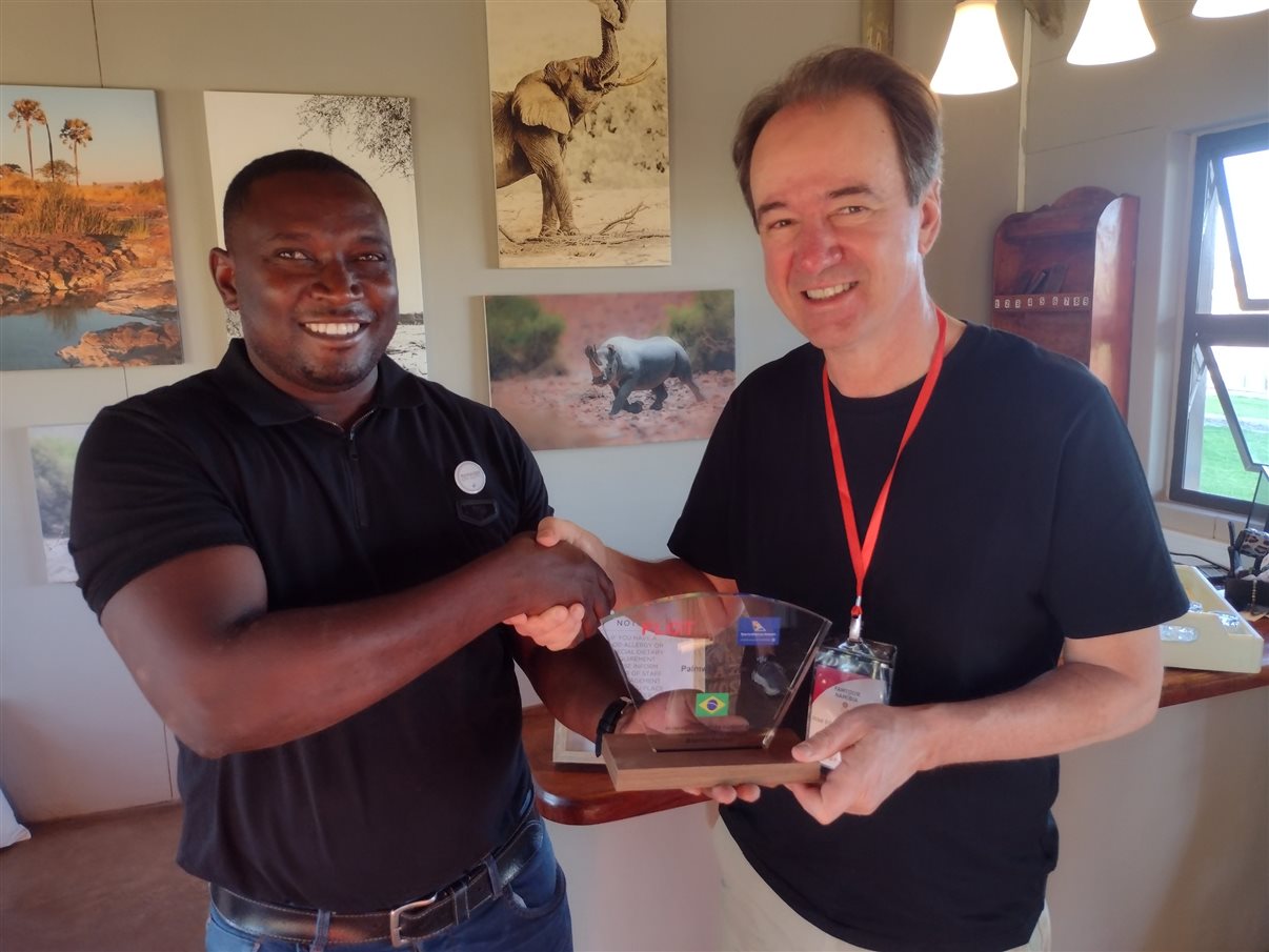 Carros de safári na reserva onde vivem também os rinocerontes-negros