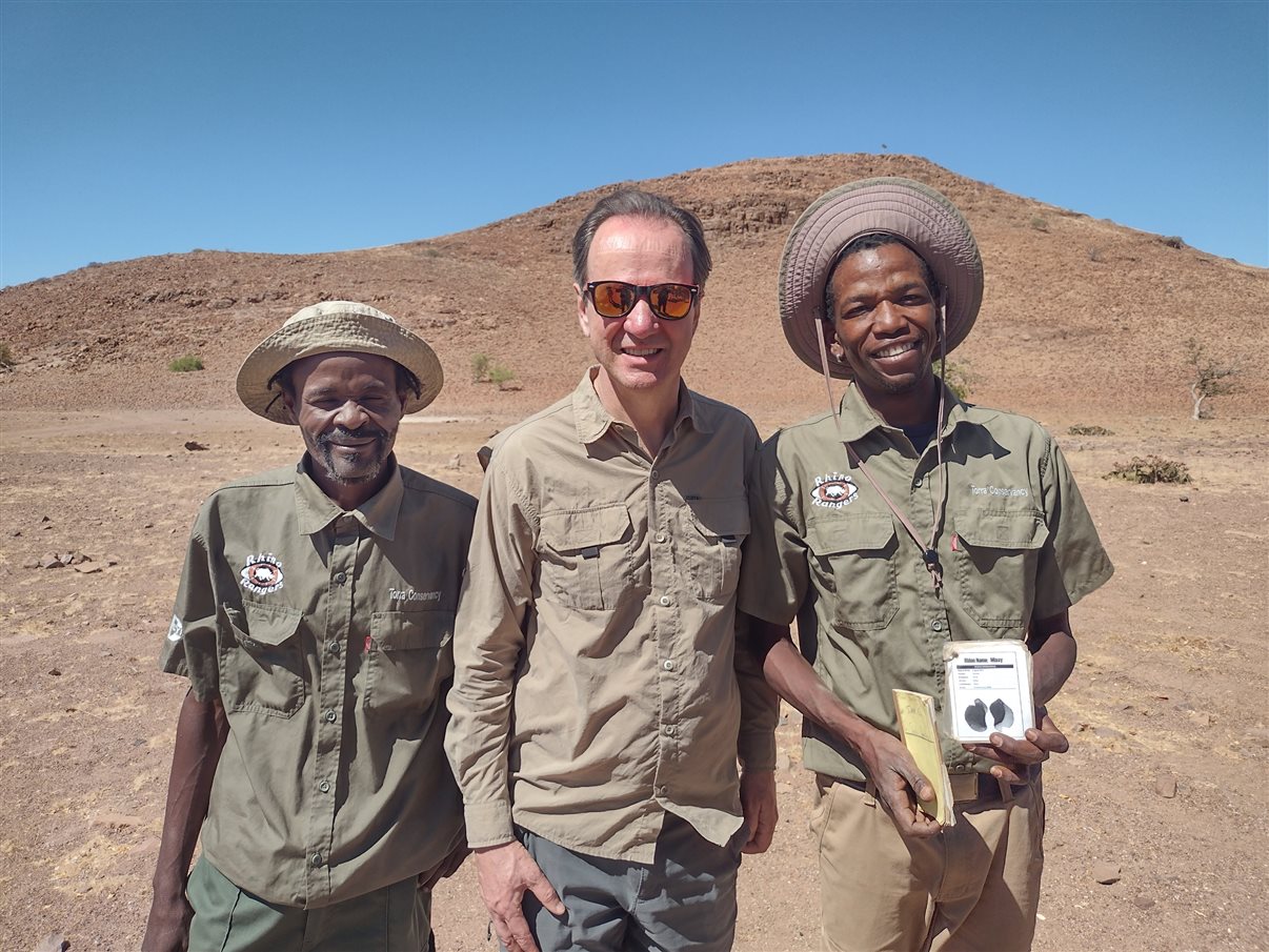 Carros de safári na reserva onde vivem também os rinocerontes-negros