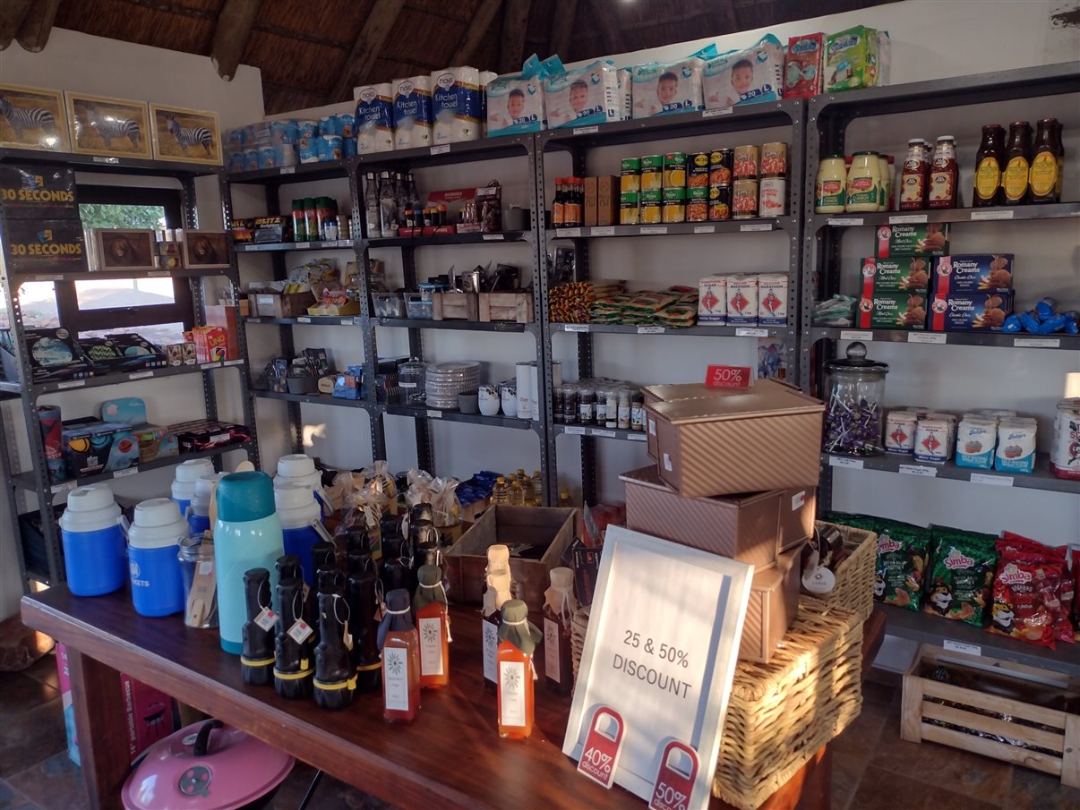 Carros de safári na reserva onde vivem também os rinocerontes-negros