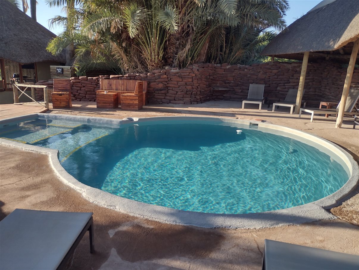 Carros de safári na reserva onde vivem também os rinocerontes-negros