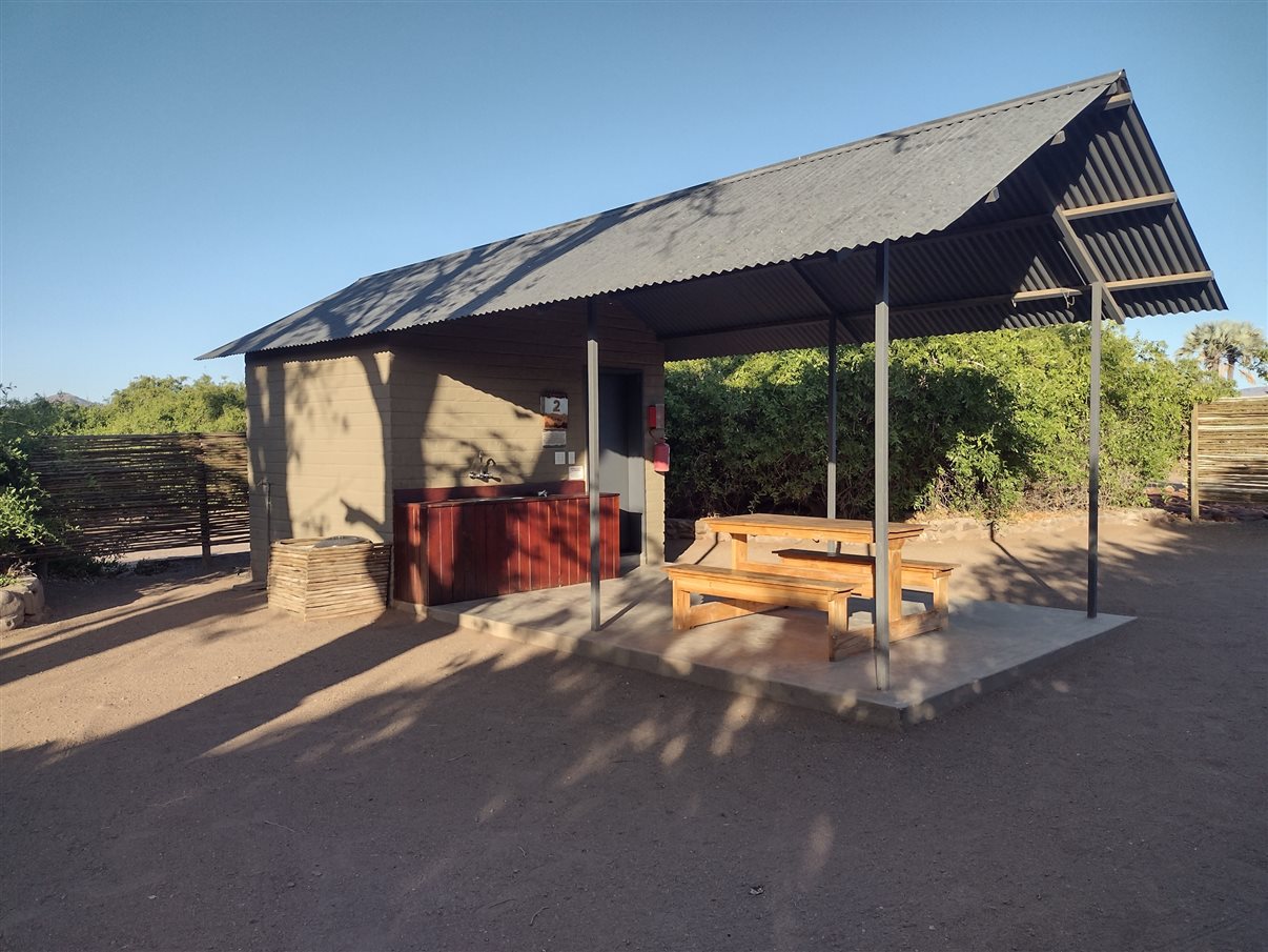 Carros de safári na reserva onde vivem também os rinocerontes-negros