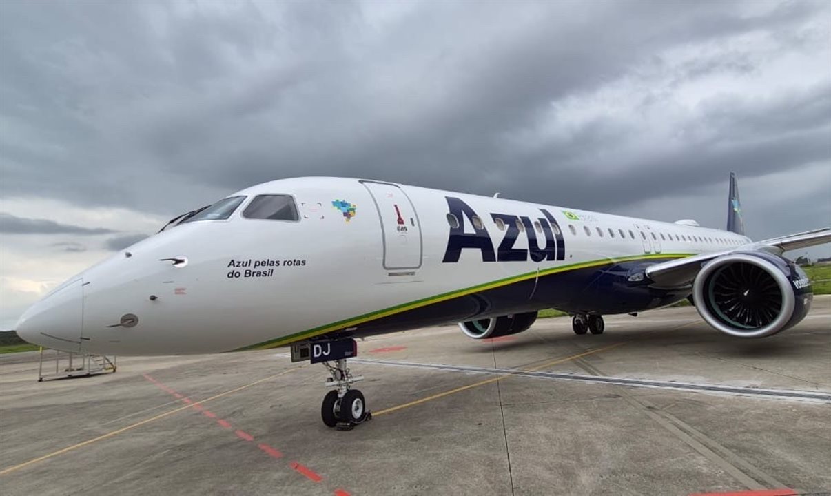 A entrega foi feita na sede da Embraer, em São José do Campos (SP), e logo após a cerimônia, a aeronave seguiu para o processo de nacionalização