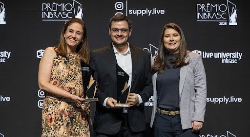 Vanessa Paiva, da IGA, Luiz Moura, da VOLL e Ana Beatriz Silva, da IGA, recebem o Prêmio Inbrasc 2025 na categoria Viagens