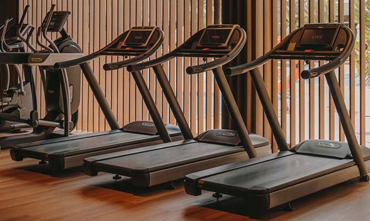 Fitness center equipado com aparelhos Technogym e uma área separada para treinos funcionais