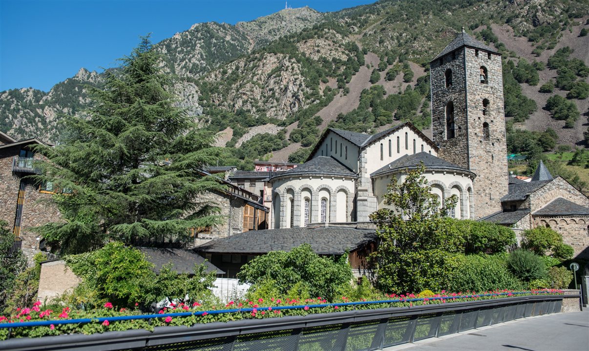 Andorra está localizada no coração dos Pirineus, entre a França e a Espanha