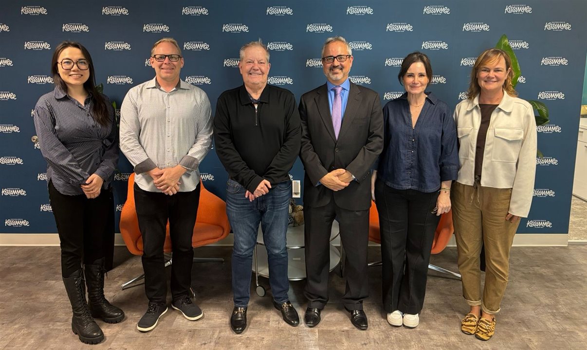 Yinglu Tian, Casey Leppanen, DT Minich, o embaixador João Lucas Quental, Juliana Leveroni e Anadi Luchetti