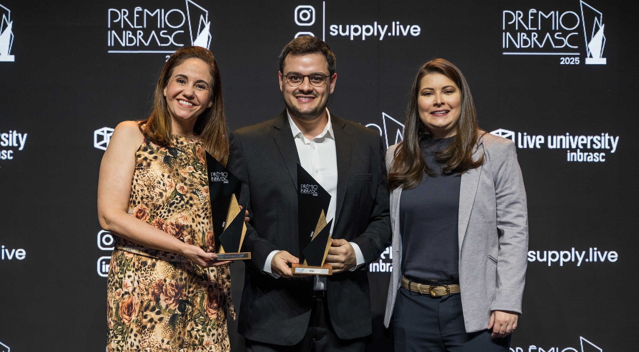 Vanessa Paiva, da IGA, Luiz Moura, da VOLL e Ana Beatriz Silva, da IGA, recebem o Prêmio Inbrasc 2025 na categoria Viagens