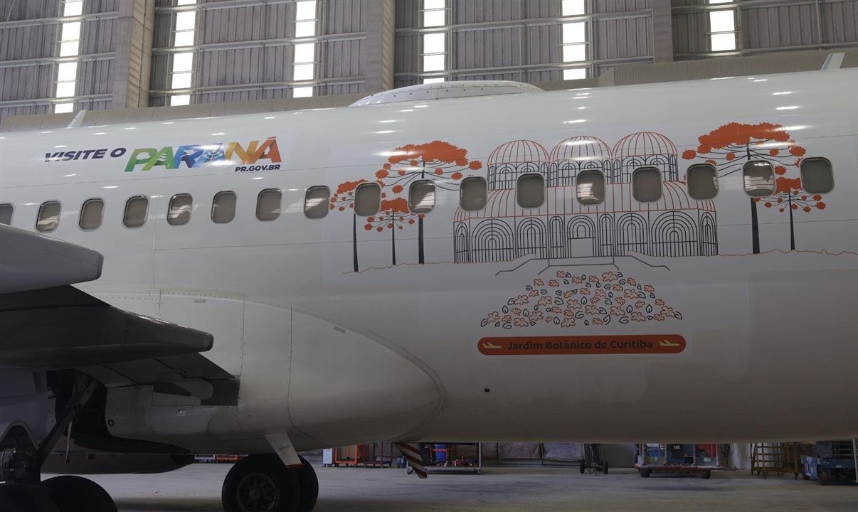Na lateral do Boeing 737-800 o destaque para o Jardim Botânico de Curitiba, um dos cartões postais mais conhecidos do Paraná