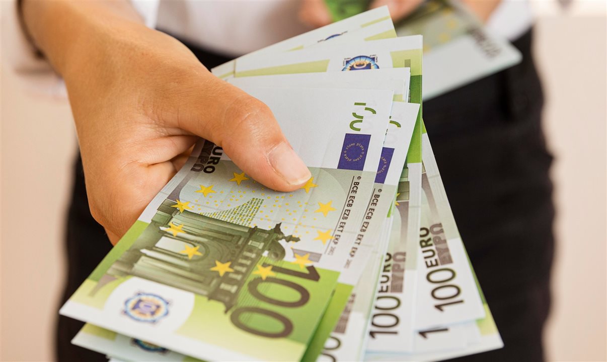 Pelas novas regras, o Ministro da Aviação Civil pode aplicar multas de até 10 mil euros na primeira infração e 20 mil euros em caso de reincidência