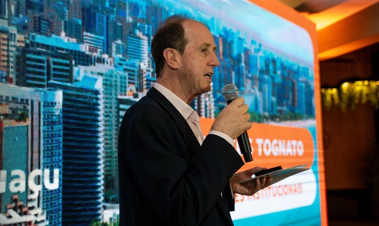 No palco, Marcos Tognato, especialista em Relações Institucionais da Gol, abordou a as características da malha aérea nacional e internacional da companhia aos convidados