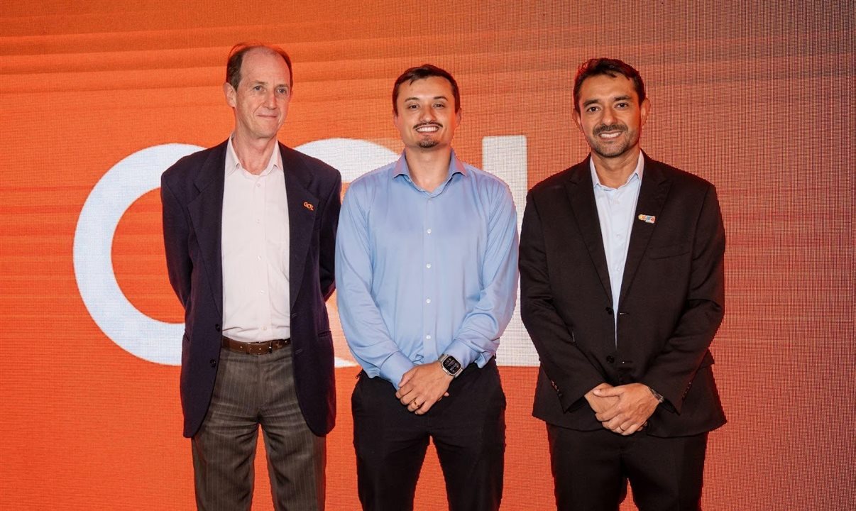 No palco do evento que celebrou a nova rota direta da Gol de Foz do Iguaçu para Fortaleza, da esq. para direita: Marcos Tognato, especialista em Relações Institucionais da Gol; Jin Bruno Petrycoski, secretário de Turismo de Foz do Iguaçu; e Gustavo Montenegro, secretário executivo de Turismo do Estado do Ceará