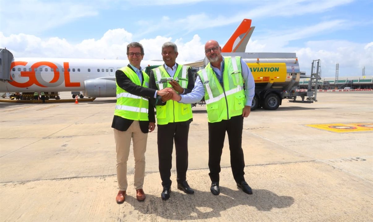 Ernesto Pousada, CEO da Vibra, Jerônimo Rodrigues, governador da Bahia, e Julio Ribas, CEO da Vinci Airports no Brasil