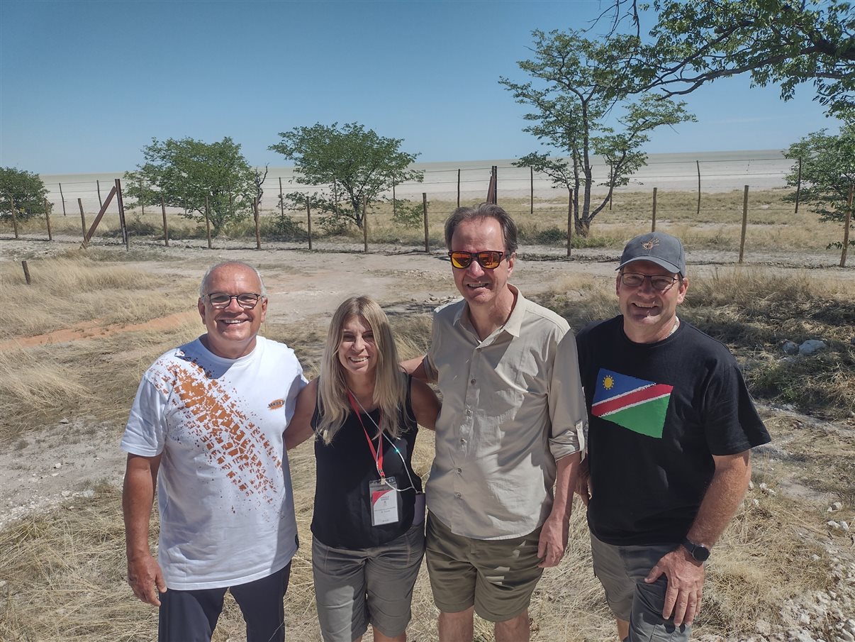 Ézio A. de Souza Júnior, da Tastur, Ana Amélia Meireles, da JC Travel, Eduardo Barbosa, da Flot, e Jens Viëtor, da Gondwana, no Parque Nacional Etosha 