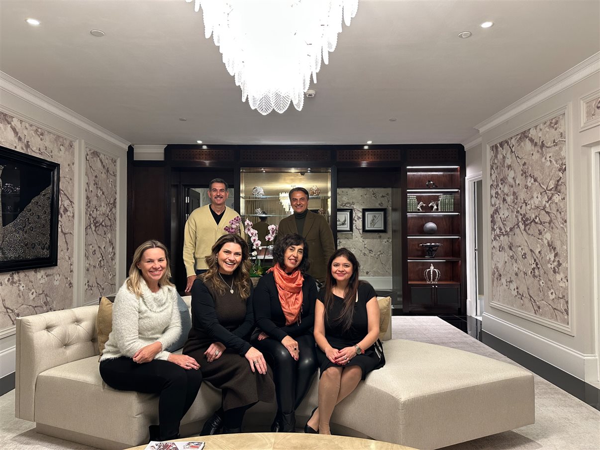Na maior suíte do hotel. Em pé, Marcus Carneiro (Be a Traveller) e Flávio Geo (Visa Turismo). Sentadas, Gabriele Small (Luxperts), Danielle Andreazzi (Accor Luxury & Lifestyle), Sylvia Silva (Embark Beyond Brasil) e Ash Arora (Fairmont Windsor Park)