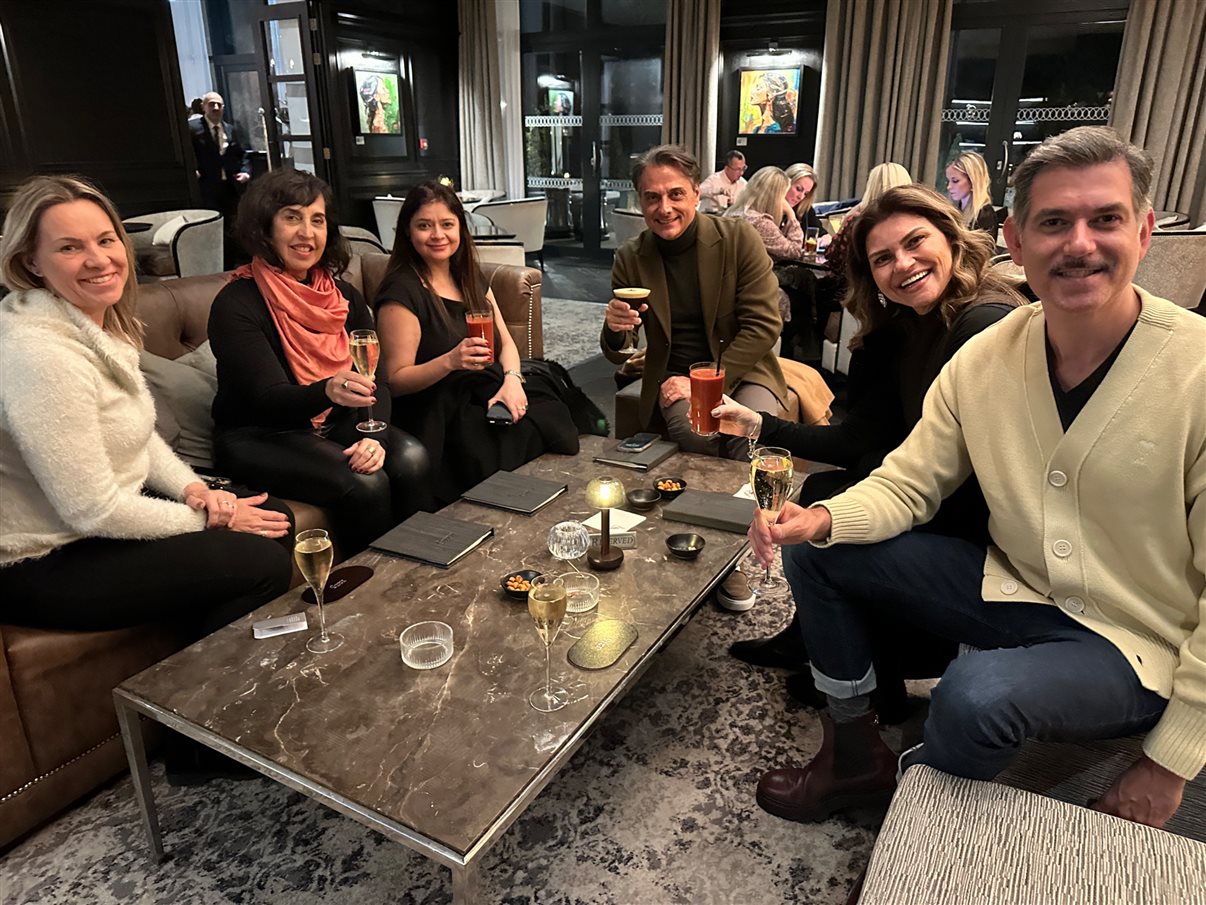 Gabriele Small (Luxperts), Sylvia Silva (Embark Beyond Brasil), Ash Arora (Fairmont Windsor Park), Flávio Geo (Visa Turismo), Danielle Andreazzi (Accor Luxury & Lifestyle) e Marcus Carneiro (Be a Traveller), um brinde antes do jantar 