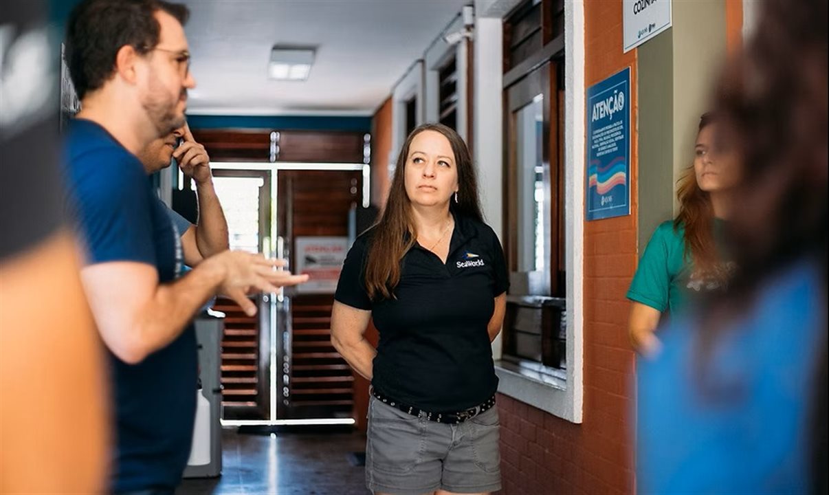 Dra. Claire Erlacher-Reid, em visita ao Centro de Reabilitação de Mamíferos Marinhos, da Aquasis