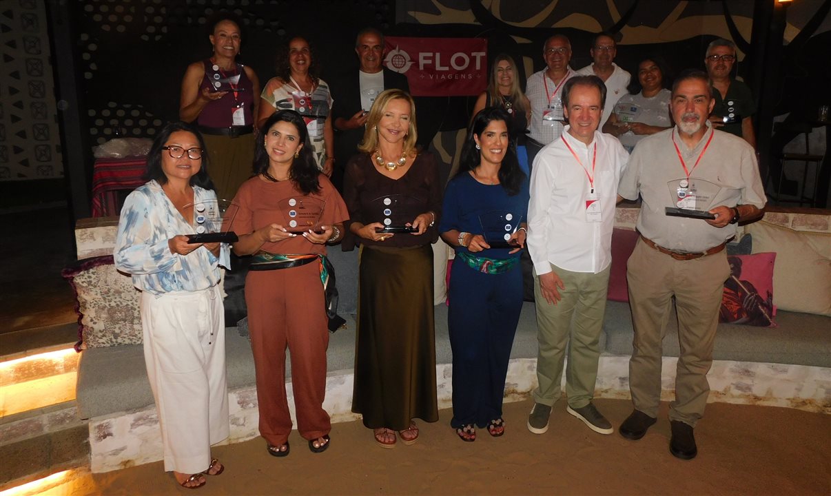 O diretor da Flot, Eduardo Barbosa, com os 11 agentes de viagens do fam da Namíbia e seus troféus Guru e Jens Viëtor e Bianca Pienaar, do receptivo da Gondwana