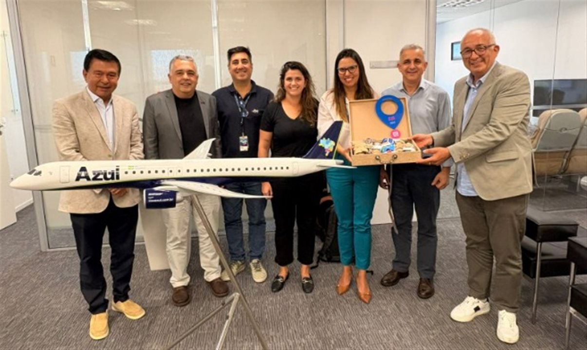 Representantes da Cooptures com equipe comercial da Azul Viagens