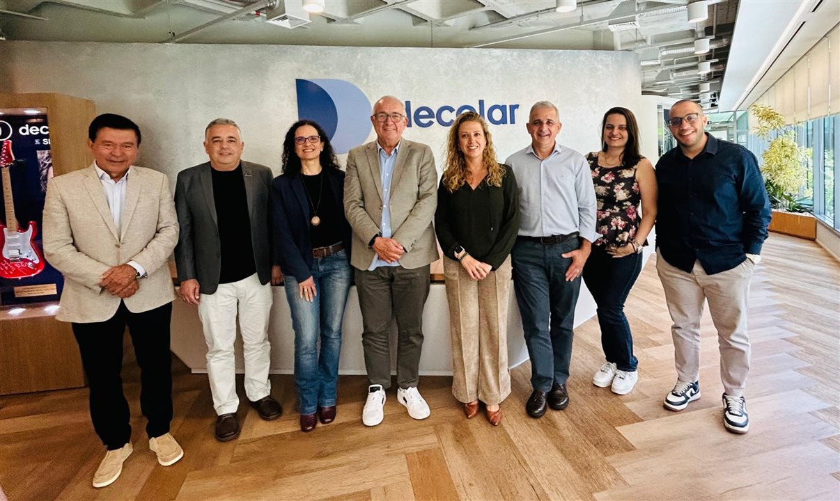 Representantes da Cooptures com equipe comercial da Decolar