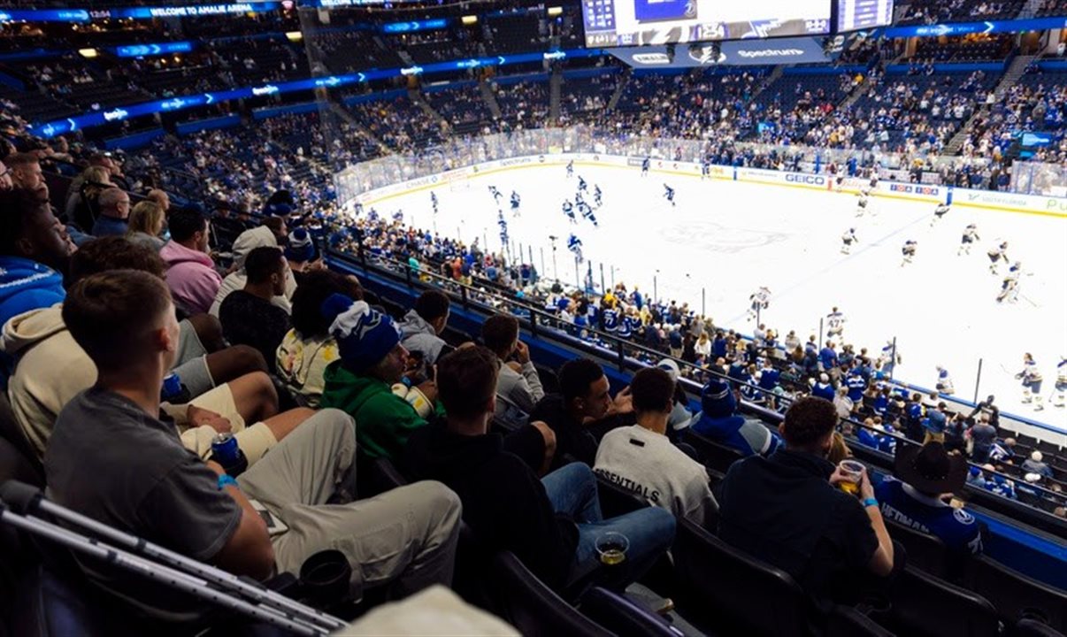 No gelo, o Tampa Bay Lightning disputa partidas da NHL na Benchmark International Arena