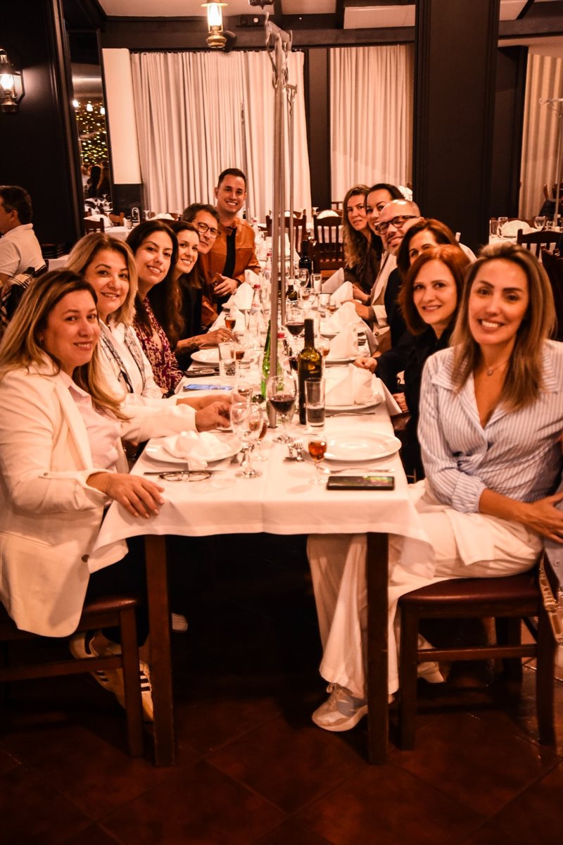 O Grupo de Folclore Cultural e Recreativo da Quinta Grande animou o jantar no restaurante O Lagar, no Estreito de Câmara de Lobos