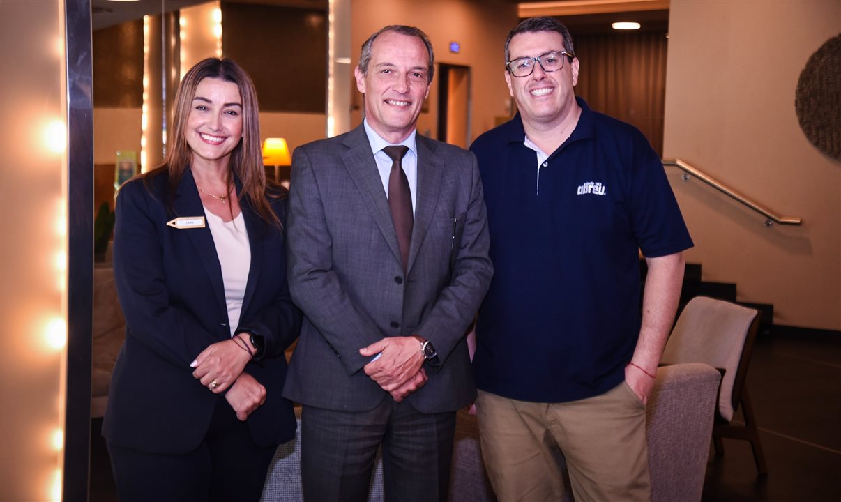 Lídia Ascenção, guest relations do The Views Baía, e Duarte Teixeira, diretor Comercial do hotel, ao lado de André Bernardes, diretor Comercial da Abreu