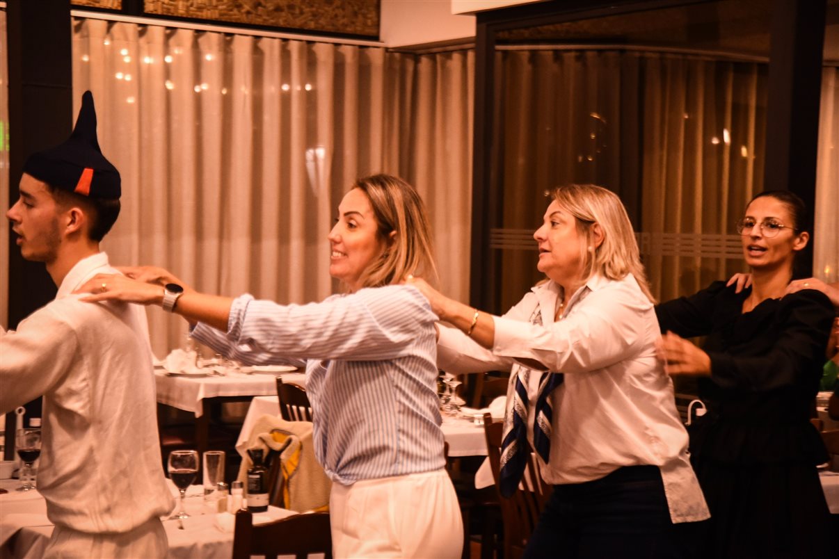 O Grupo de Folclore Cultural e Recreativo da Quinta Grande animou o jantar no restaurante O Lagar, no Estreito de Câmara de Lobos