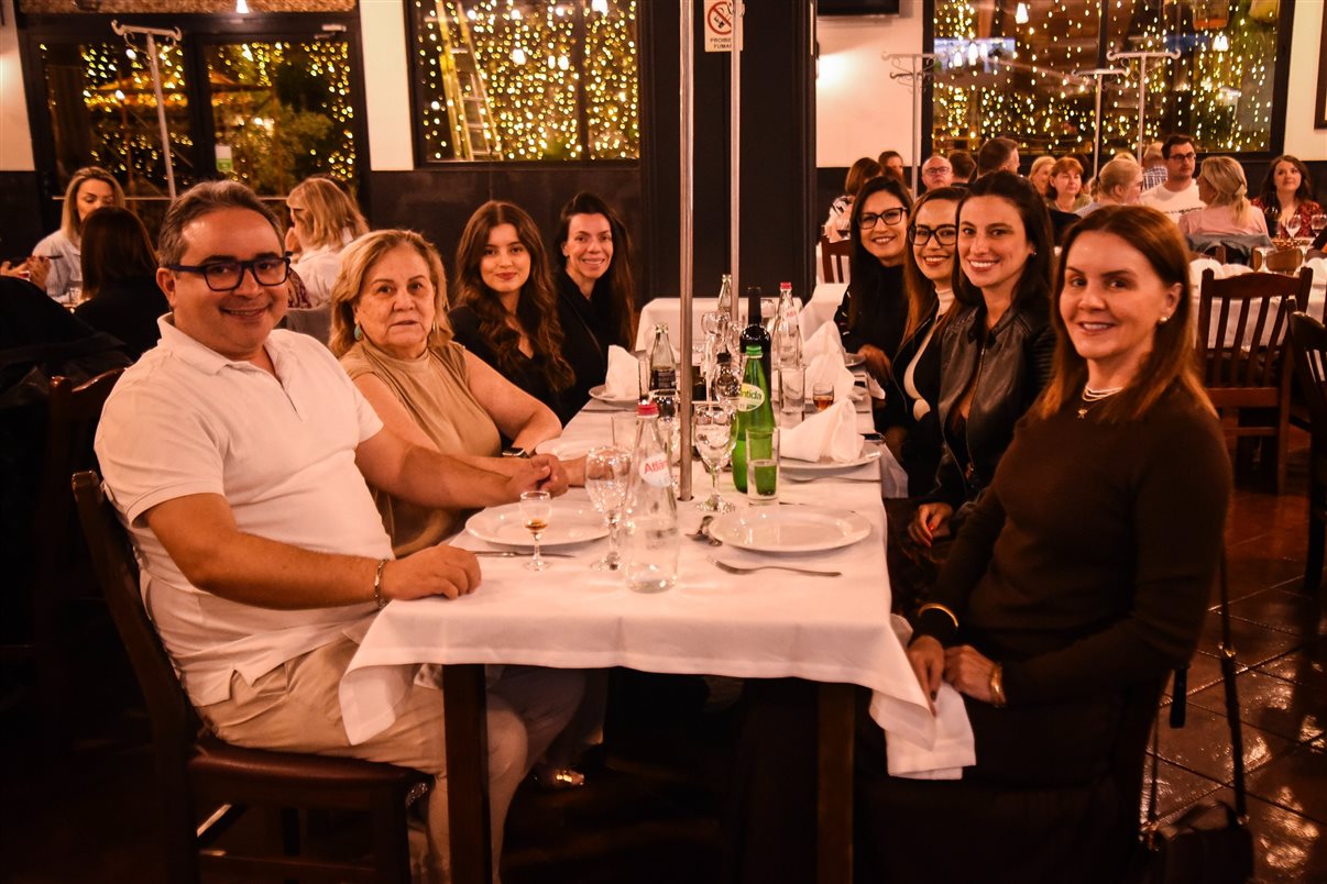 O Grupo de Folclore Cultural e Recreativo da Quinta Grande animou o jantar no restaurante O Lagar, no Estreito de Câmara de Lobos