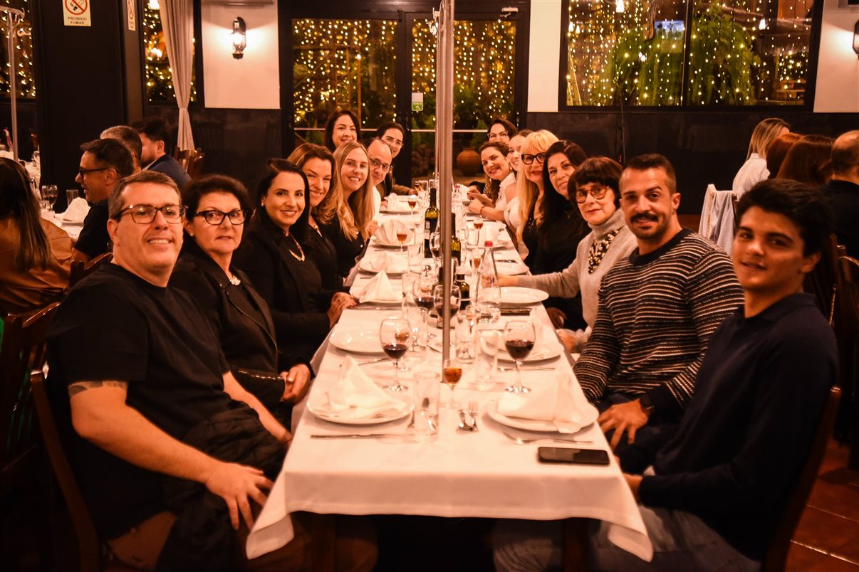 O Grupo de Folclore Cultural e Recreativo da Quinta Grande animou o jantar no restaurante O Lagar, no Estreito de Câmara de Lobos