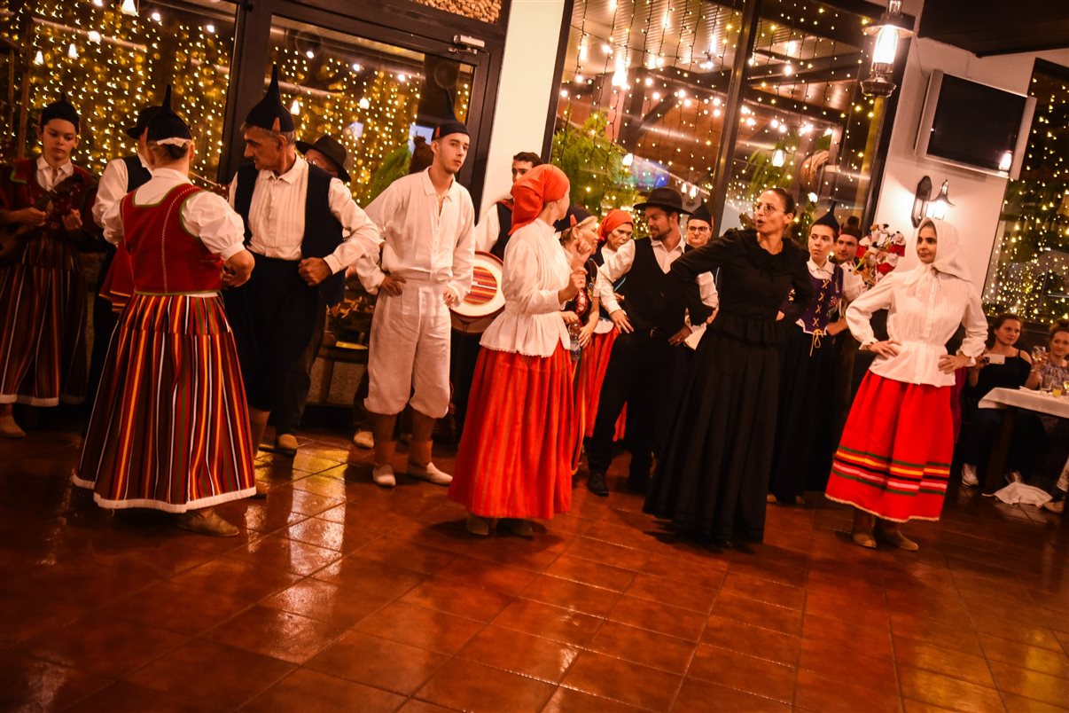 O Grupo de Folclore Cultural e Recreativo da Quinta Grande animou o jantar no restaurante O Lagar, no Estreito de Câmara de Lobos