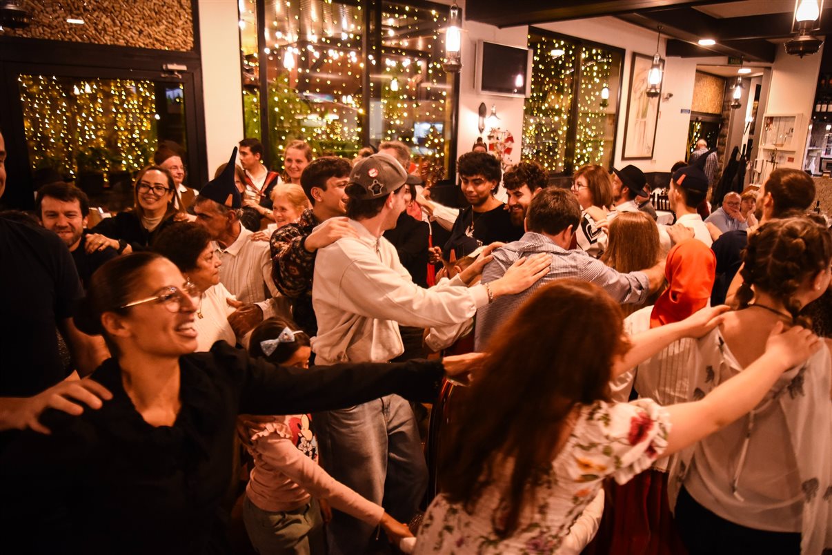 O Grupo de Folclore Cultural e Recreativo da Quinta Grande animou o jantar no restaurante O Lagar, no Estreito de Câmara de Lobos