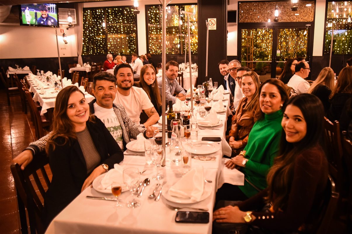 O Grupo de Folclore Cultural e Recreativo da Quinta Grande animou o jantar no restaurante O Lagar, no Estreito de Câmara de Lobos