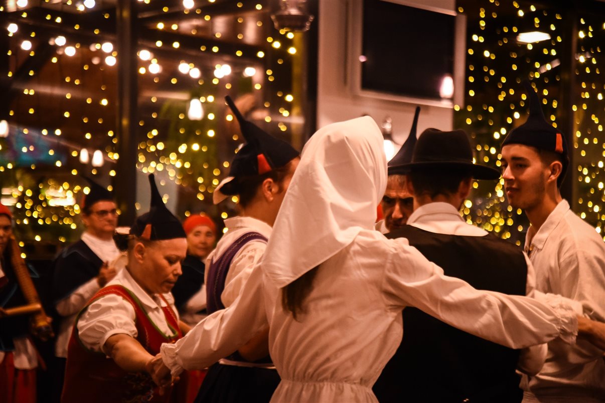 O Grupo de Folclore Cultural e Recreativo da Quinta Grande animou o jantar no restaurante O Lagar, no Estreito de Câmara de Lobos