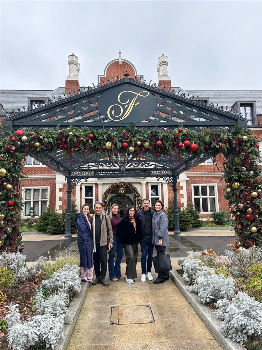 Ainda no Fairmont Windsor Park, antes de pegar o transfer privativo rumo ao Bicester Village: Mariela Neubauer (The Bicester Collection), Flávio Geo (Vida Turismo), Gabriele Small (Luxperts), Sylvia Silva (Embark Beyond Brasil), Marcus Carneiro (Be a Traveller) e Danielle Andreazzi (Accor Luxury & Lifestyle)