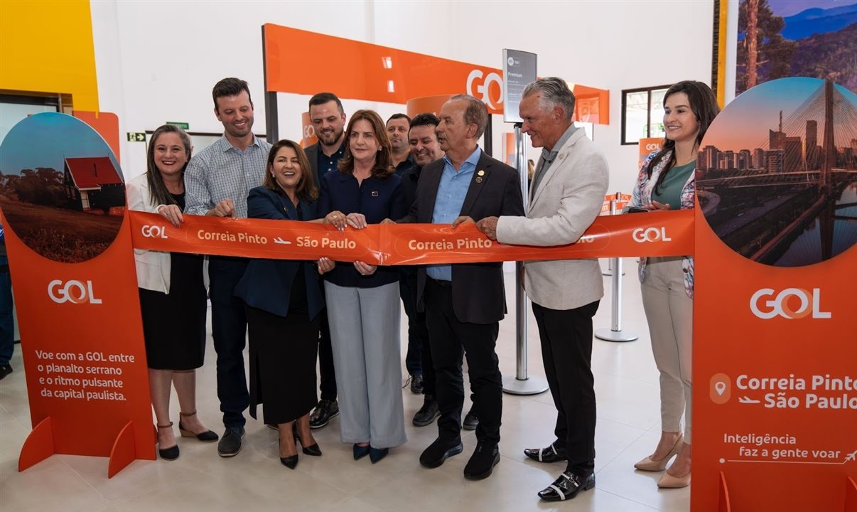 Durante o corte de faixa inaugural no aeroporto de Lages/Correia Pinto (EEA), estavam presentes, entre outros, Lucia Ortiz, prefeita de Correia Pinto (SC), Carmen Zanotto, prefeita de Lages (SC), Jorginho Mello, governador de Santa Catarina, e Ivan Amaral, secretário adjunto de Portos, Aeroportos e Ferrovias