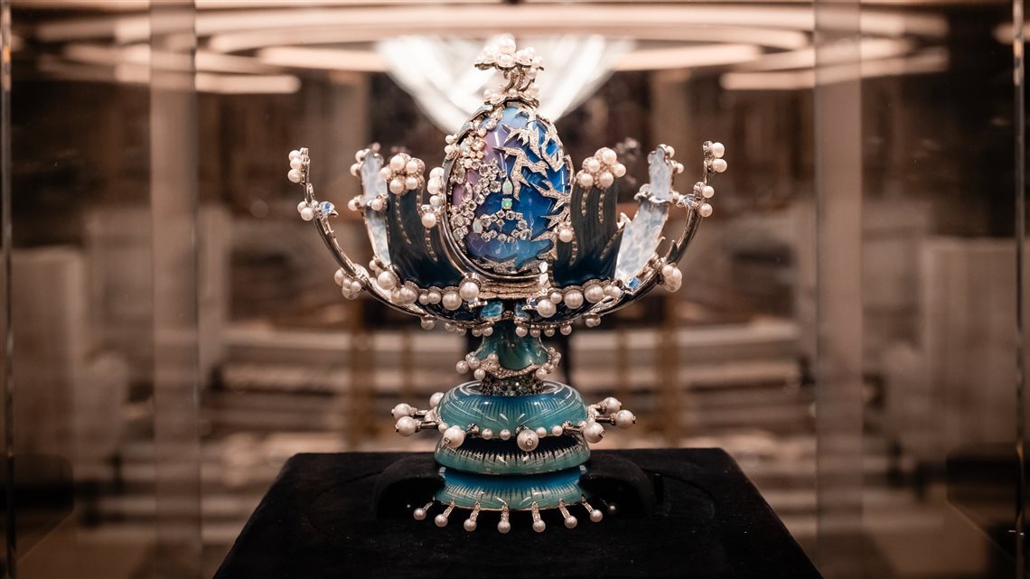Ovo Faberg&eacute;, principal pe&ccedil;a do acervo do Seven Seas Grandeur, foi comissionado especificamente para o navio. &Eacute; feito em ouro branco 18k e tem base cravejada com esmeraldas, tsavoritas, safiras azuis e diamantes brancos