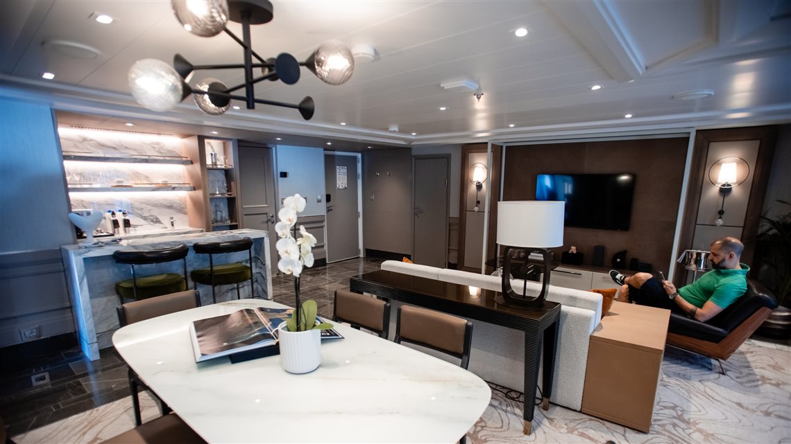 Sala de estar da Grand Su&iacute;te, terceira principal categoria do navio. Cabine possui 170 metros quadrados