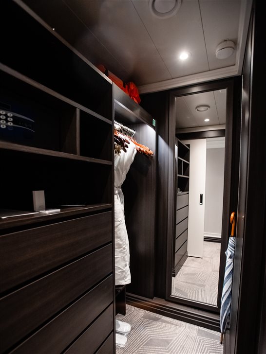 Walking closet da Su&iacute;te Deluxe
