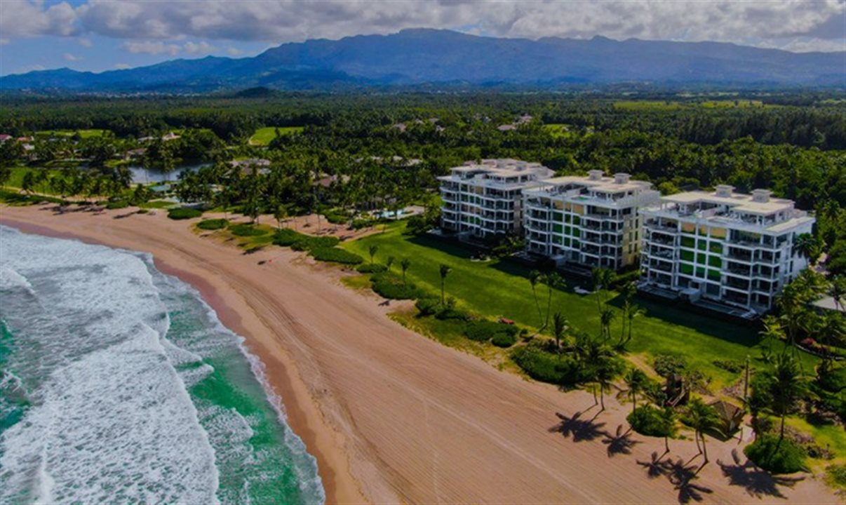 Cercado por três reservas naturais e 3,2 km de praias preservadas, o resort reforça seu posicionamento de luxo integrado ao ambiente