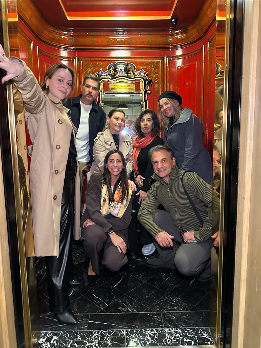 No primeiro elevador elétrico do Reino Unido: Mariela Neubauer (The Bicester Collection), Marcus Carneiro (Be a Traveller), Labrini Tsaka (The Savoy), Sylvia Silva (Embark Beyond Brasil), Flávio Geo (Vida Turismo) e Gabriele Small (Luxperts)
