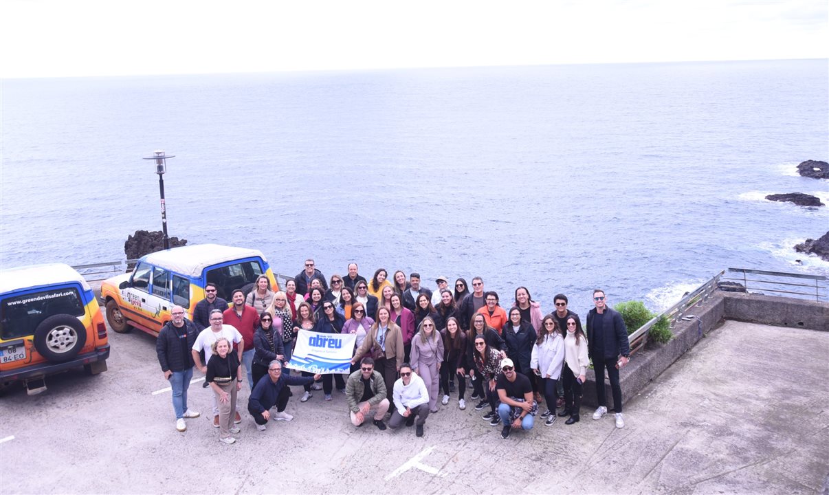Agentes de viagens percorrem a região montanhosa da Madeira em veículos 4x4 durante o segundo dia do MegaFam Abreu