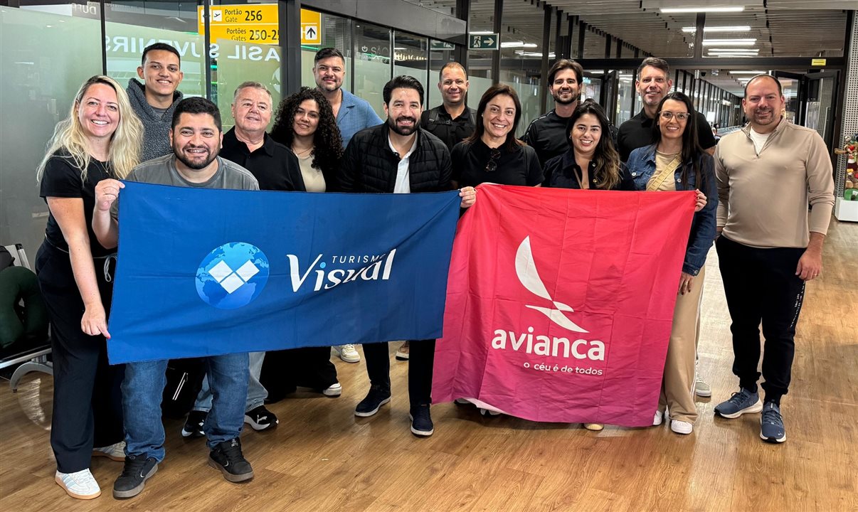 Hugo Lagares, diretor da Visual Turismo, com os participantes do famtour para Colômbia no Aeroporto de Guarulhos