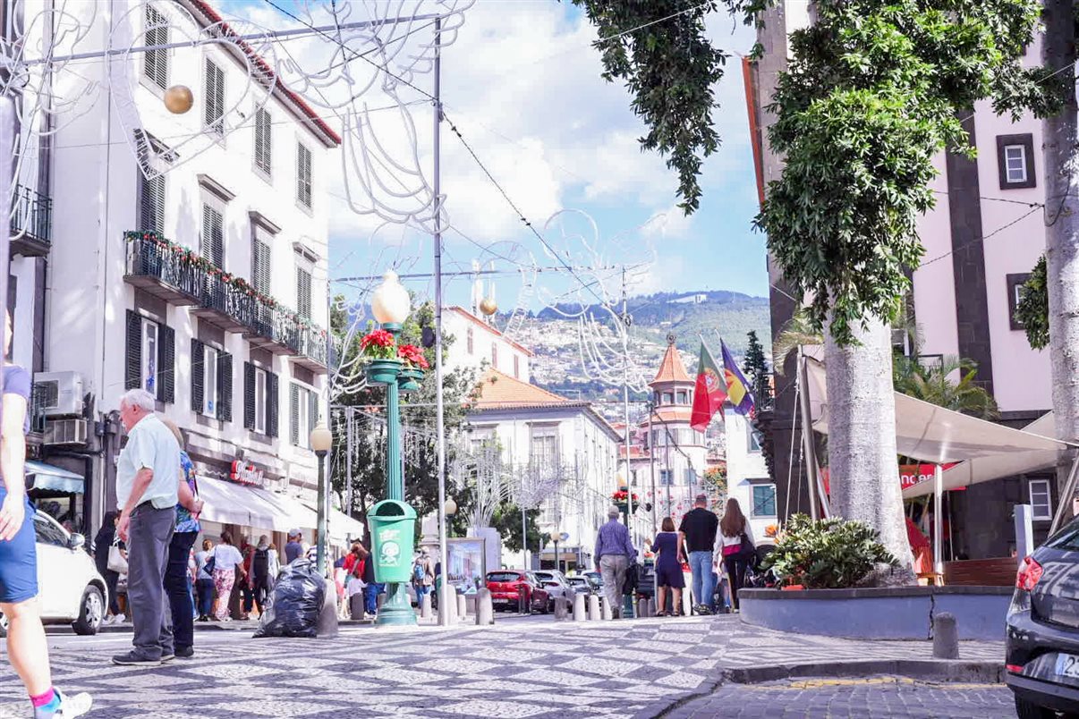 Agentes de viagens exploram o centro histórico de Funchal durante o terceiro dia do MegaFam Abreu, com visita à Sé e à vinícola Blandy’s